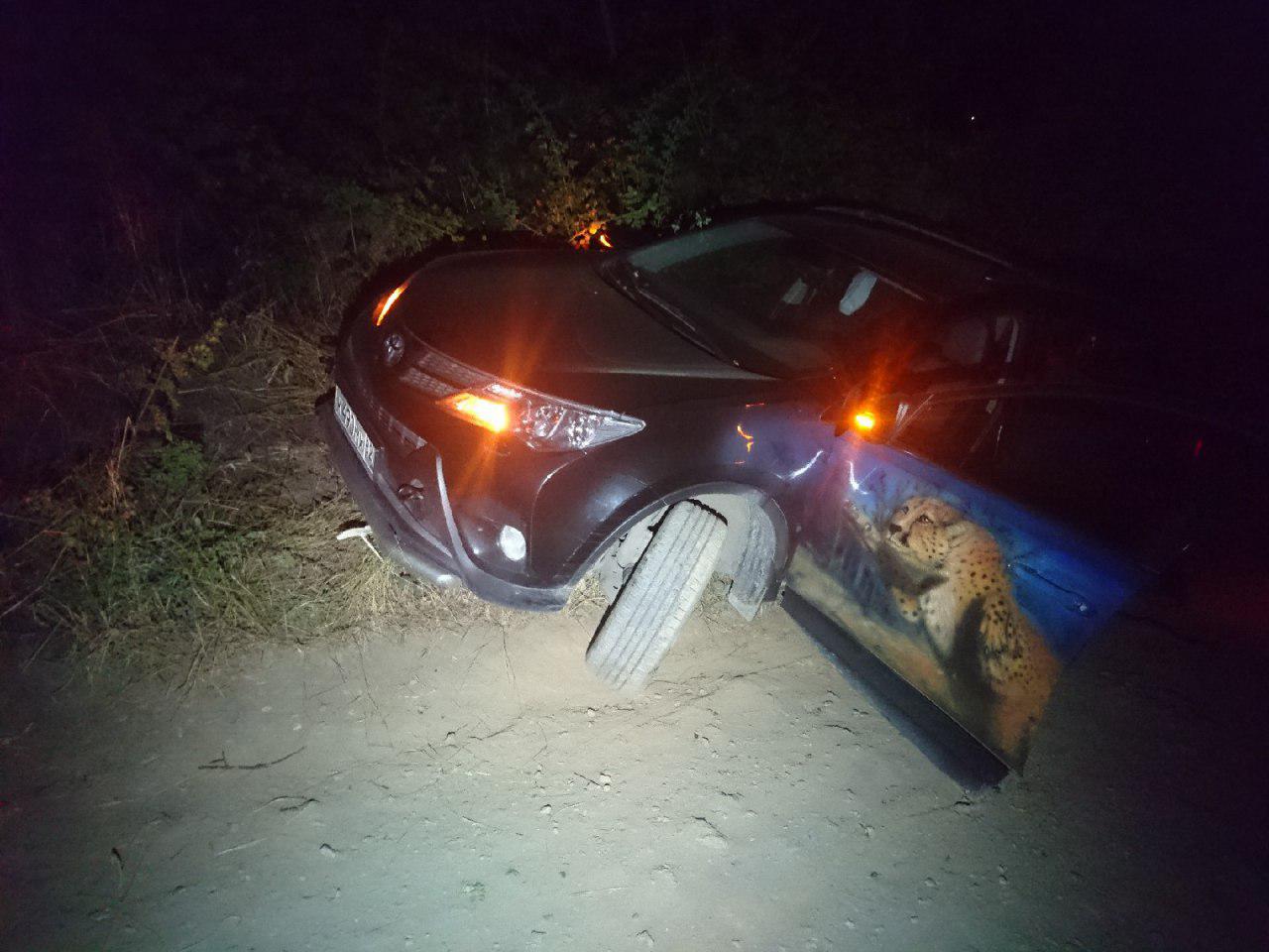 На грунтовой дороге в Крыму едва не опрокинулся автомобиль