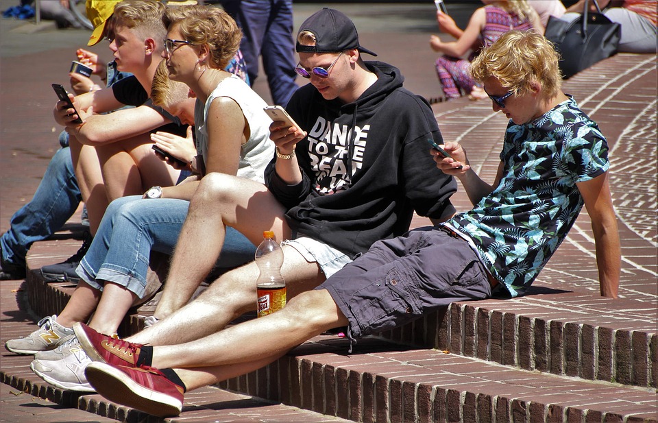 Регионам РФ рекомендуют ограничить использование мобильных в школах