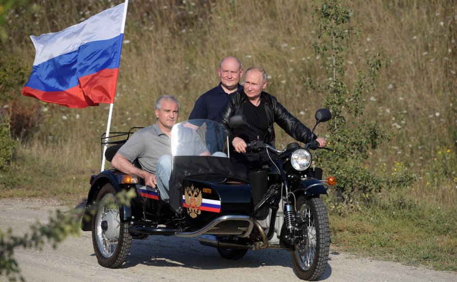 Врио губернатора Севастополя готов заплатить штраф за поездку на мотоцикле с Путиным без шлема