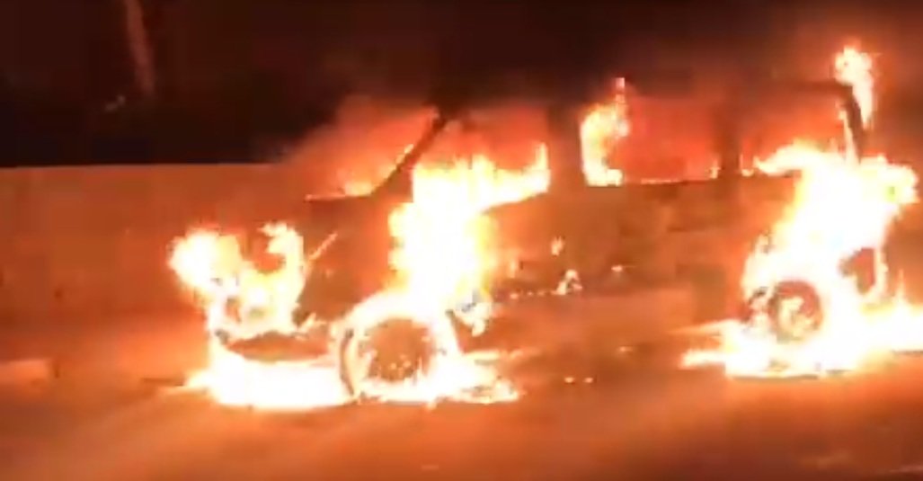 На крымской трассе сгорел микроавтобус