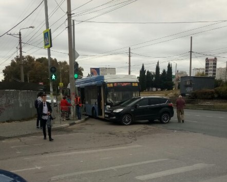 В Севастополе троллейбус столкнулся с иномаркой