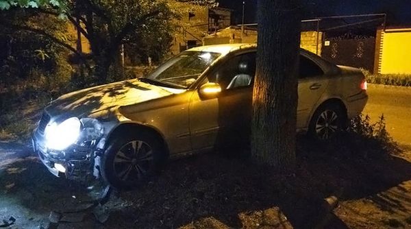 У и.о. министра ЖКХ Крыма угнали и разбили служебный Mercedes