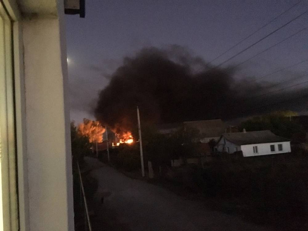 Под Севастополем на дороге взорвался грузовик
