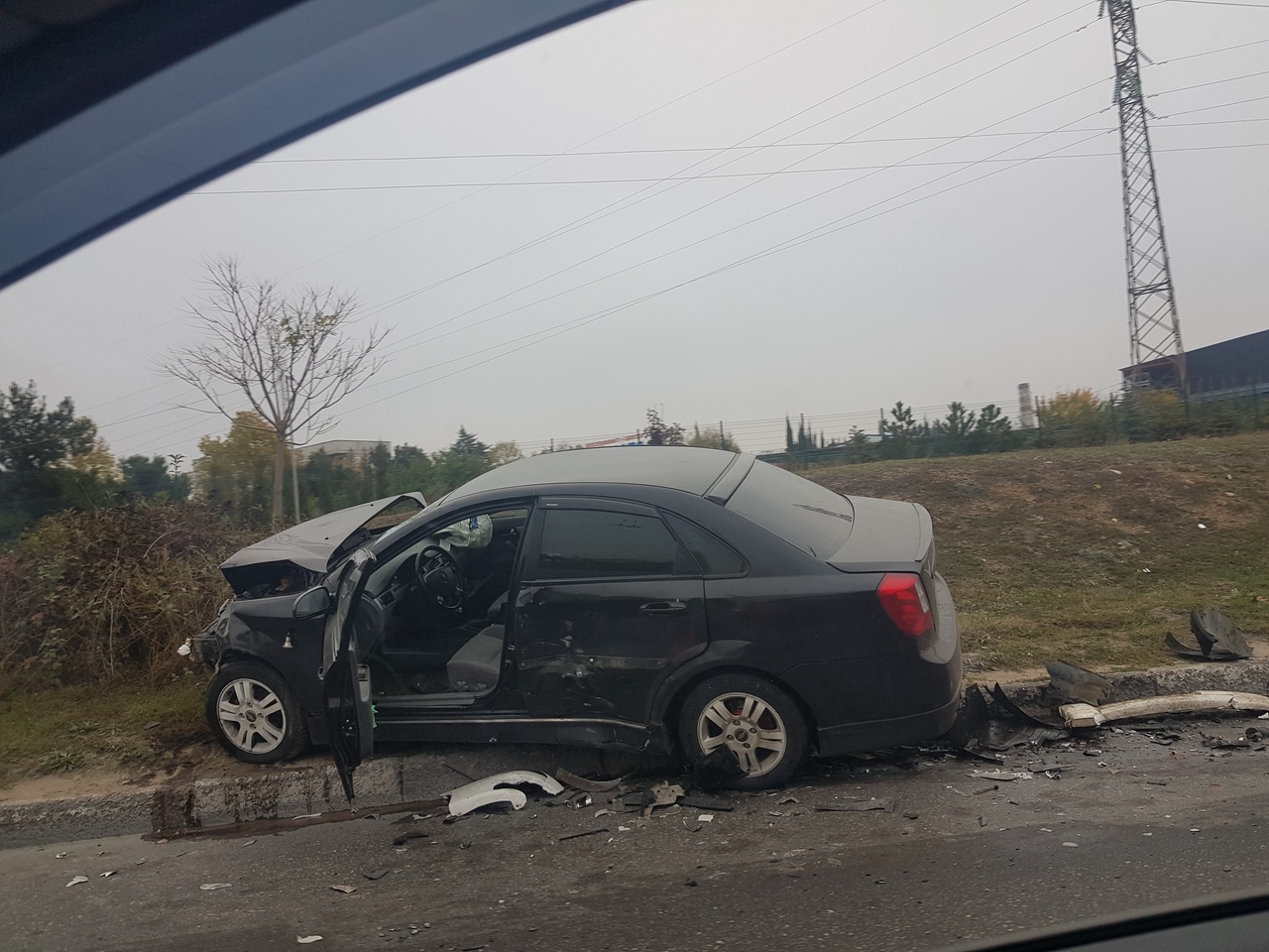 В утреннем ДТП в Севастополе автомобиль вылетел с дороги