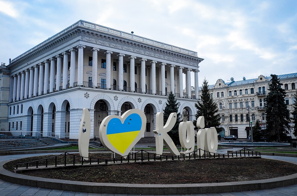 В Киеве на месте памятника Ленину установили скульптуру «Противостояние»