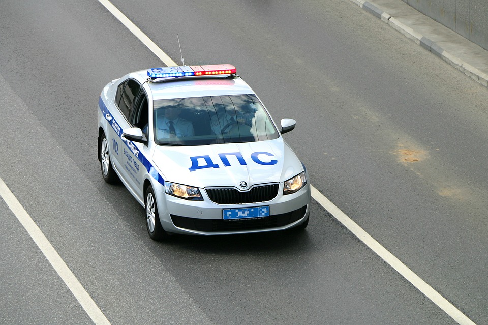 В Крыму пьяная автоледи без прав устроила погоню от полицейских, но перевернулась