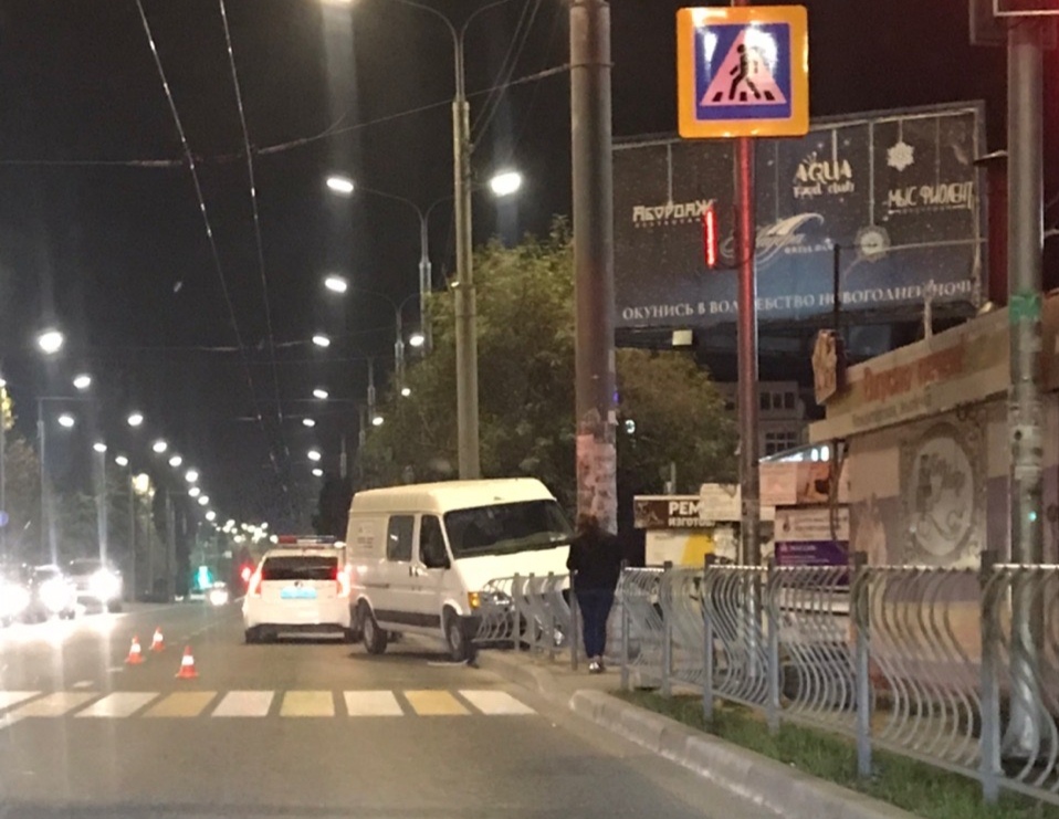 В Севастополе на проспекте микроавтобус влетел в ограждение
