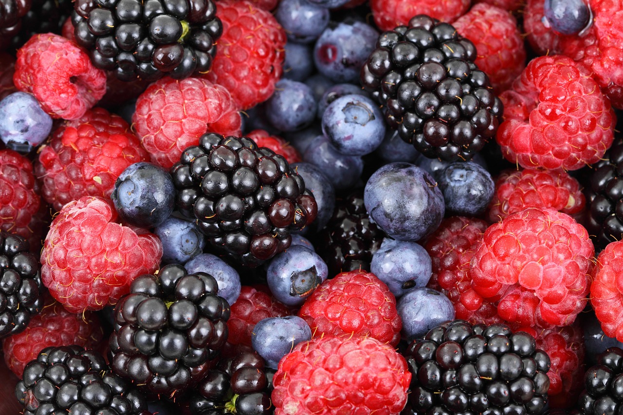 Фитотерапевт рассказал, какие ягоды помогут справиться с простудой