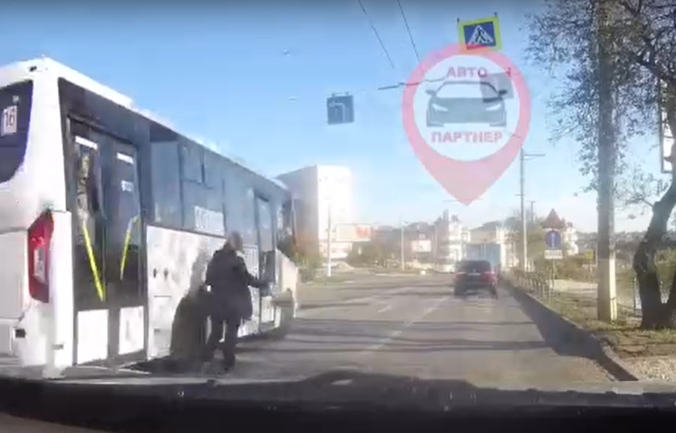 «В рубашке родилась»: в Севастополе автобус на скорости едва не снес пешехода