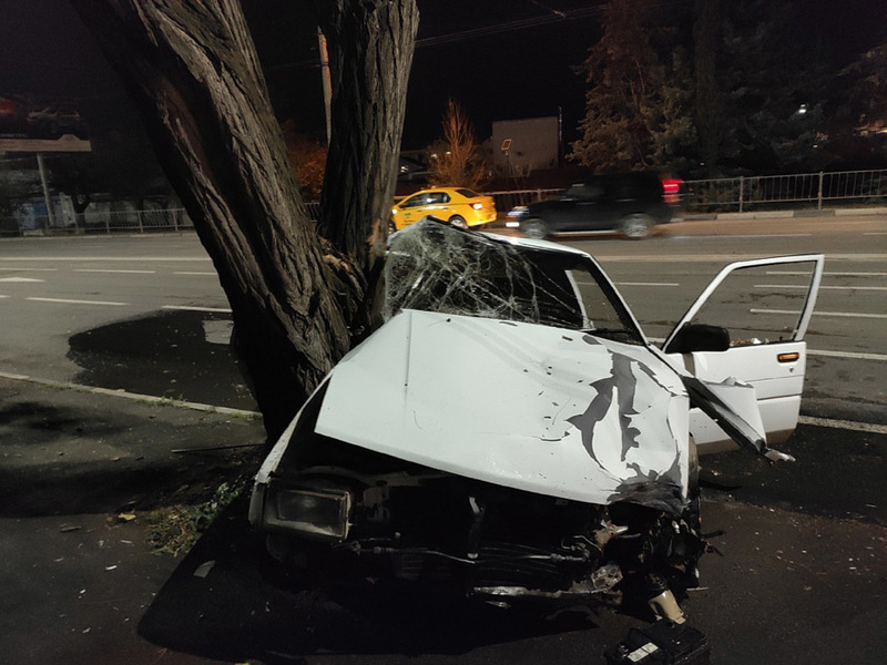В Севастополе Toyota Corolla разбилась о дерево