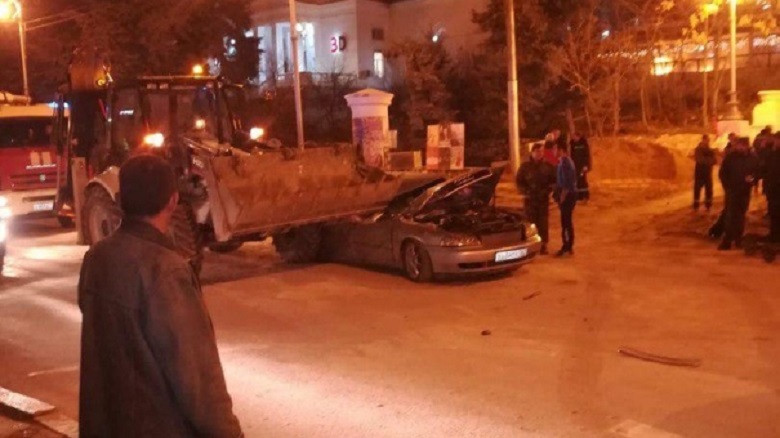 В ДТП с участием экскаватора и Audi в Севастополе пострадали два человека