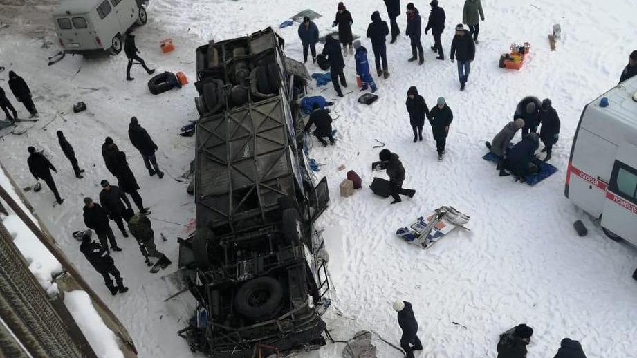 В Забайкалье автобус рухнул с моста: погибло 15 человек