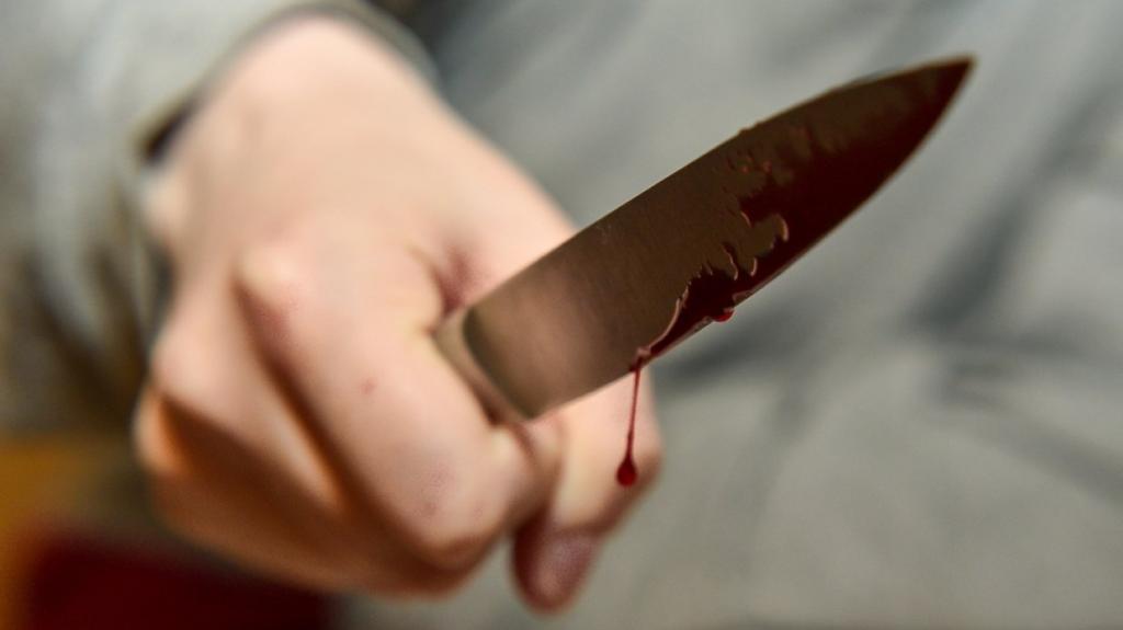 Судимый за убийство мужчина ударил лифтера ножом в живот в севастопольской многоэтажке