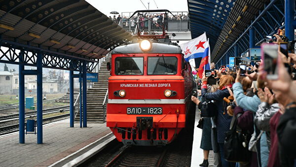 Освобожденные из плена севастопольцы едут на поезде «Таврия» домой