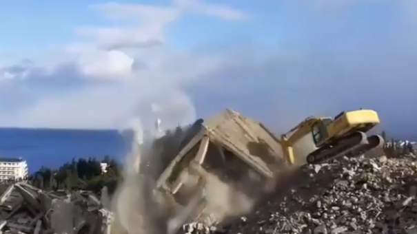 В Крыму старое здание обвалилось при демонтаже на экскаватор