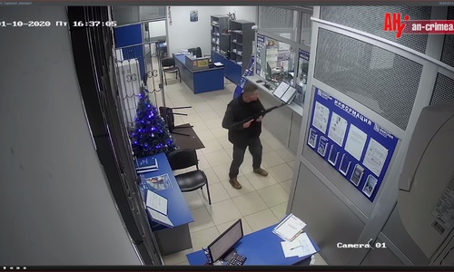 В крымский банк ворвался мужчина с автоматом