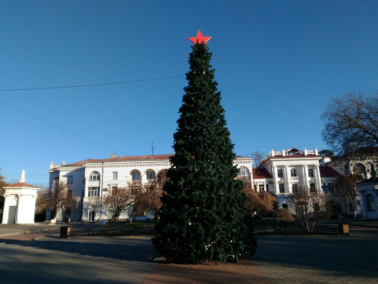 С новогодней елки в Севастополе украли часть игрушек