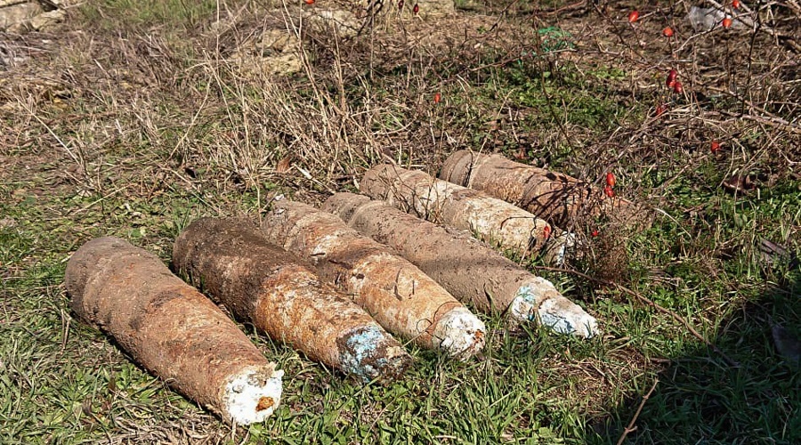 Шесть артиллерийских снарядов: севастопольская пенсионерка нашла в огороде «урожай» времен войны
