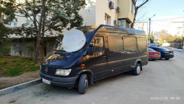 В Севастополе спутниковая антенна «приземлилась» на микроавтобус