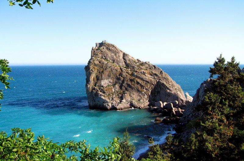 В Крыму при падении со скалы в море погиб турист