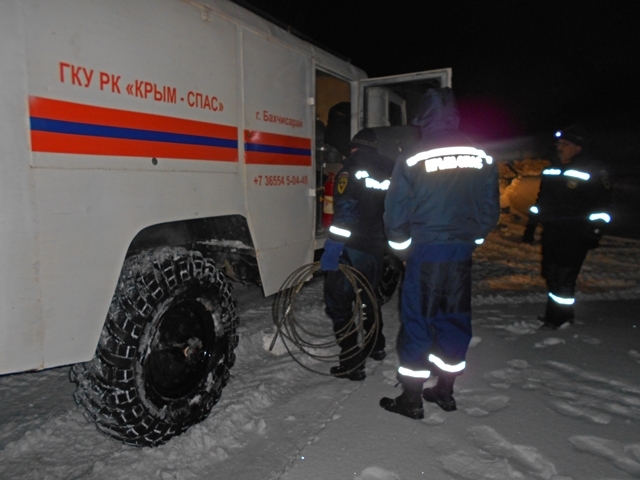 Севастопольцы с трехлетним ребенком застряли в снежном заносе на Ай-Петри