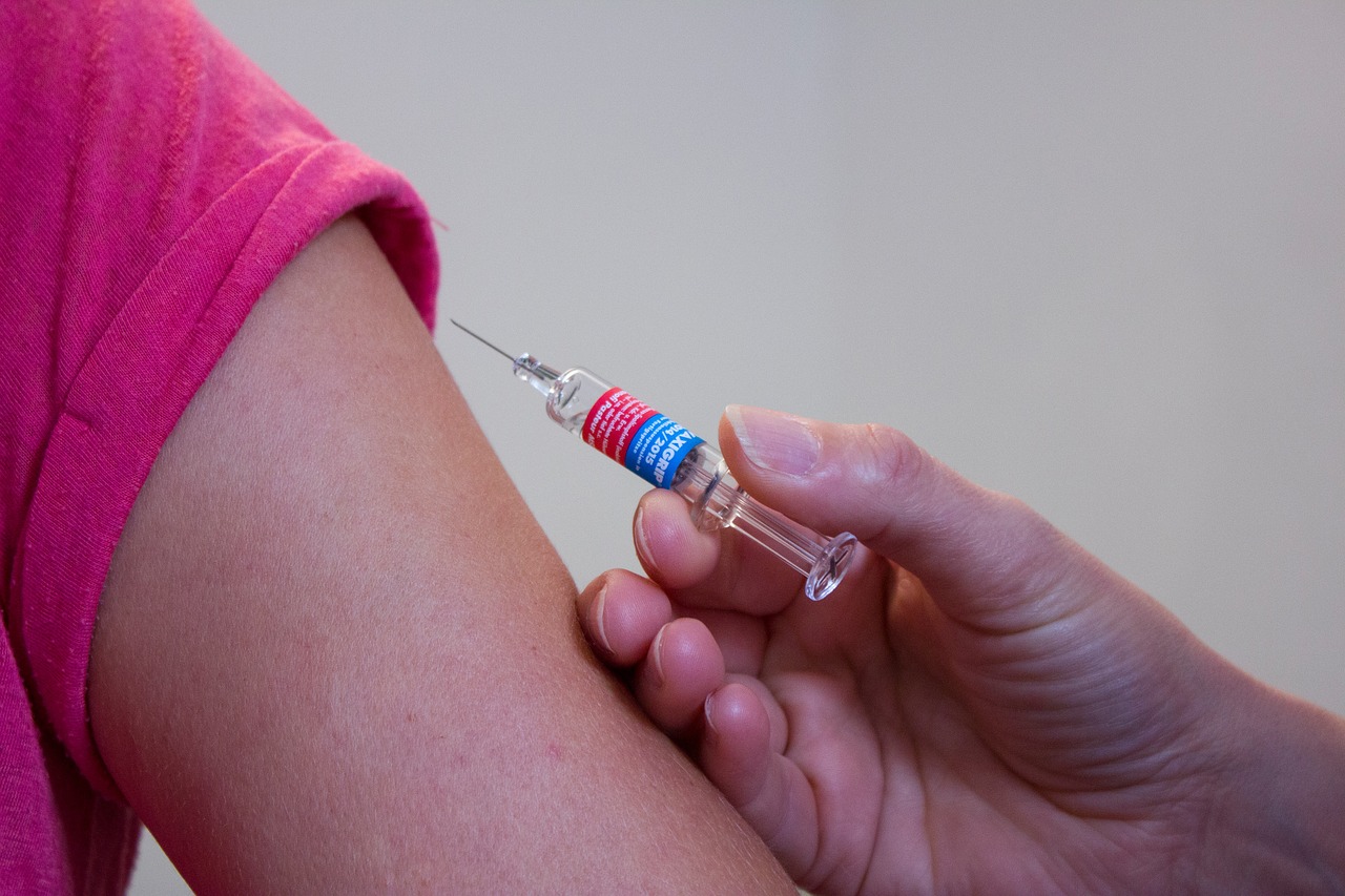 Всеобщая вакцинация от COVID не нужна – мнение вирусолога