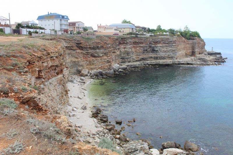 В районе схождения грунта на пляже в Севастополе планируется обрушение заколов