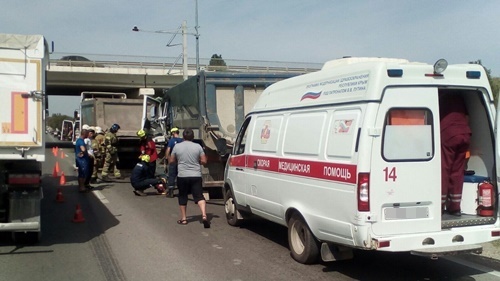 В Крыму на трассе столкнулись два грузовика