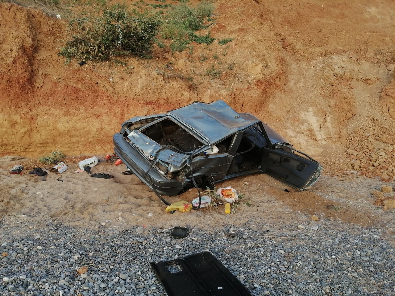 На пляж в Крыму рухнул автомобиль