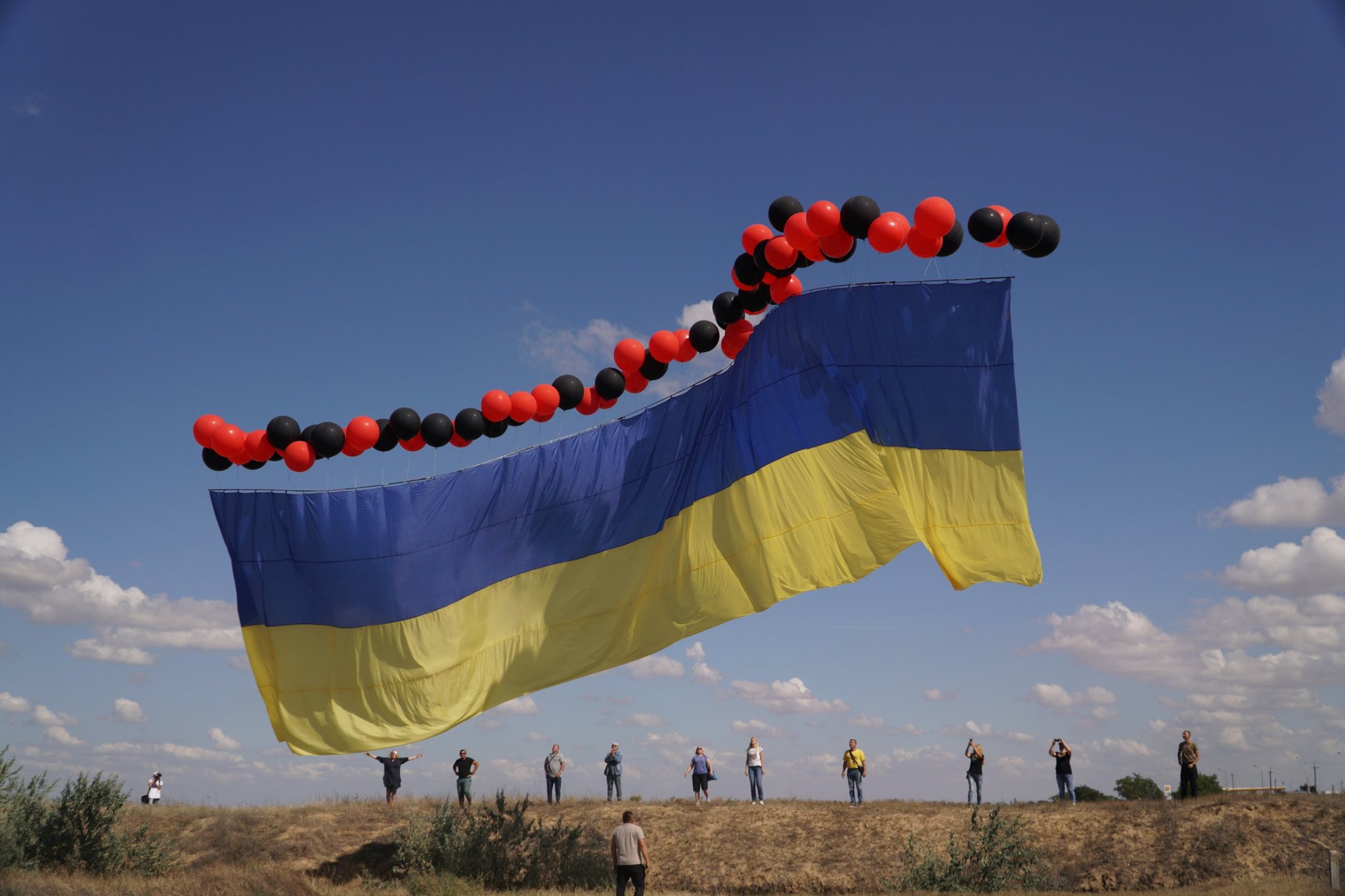 Украина запустила в Крым 25-метровый флаг с листовками