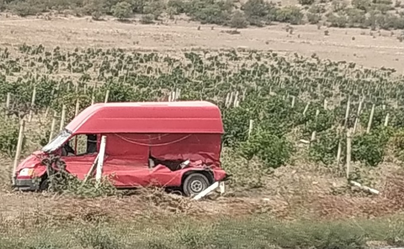 Микроавтобус улетел в виноградники после столкновения с «Уралом» в Севастополе