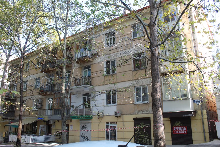 В центре города Севастополя капитально отремонтируют многоквартирный дом