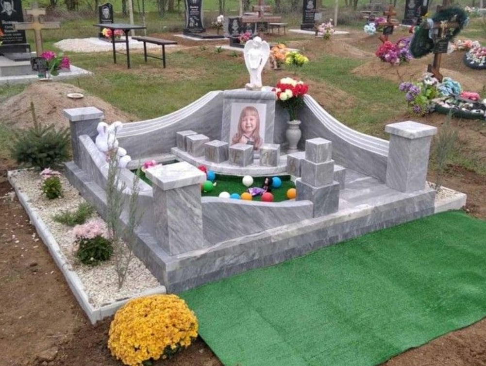 В Крыму установили памятник убитой отчимом пятилетней девочке