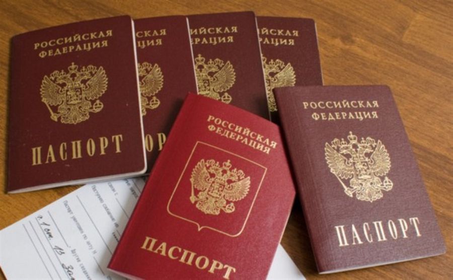 Украина не будет признавать российские паспорта, выданные крымчанам на материке