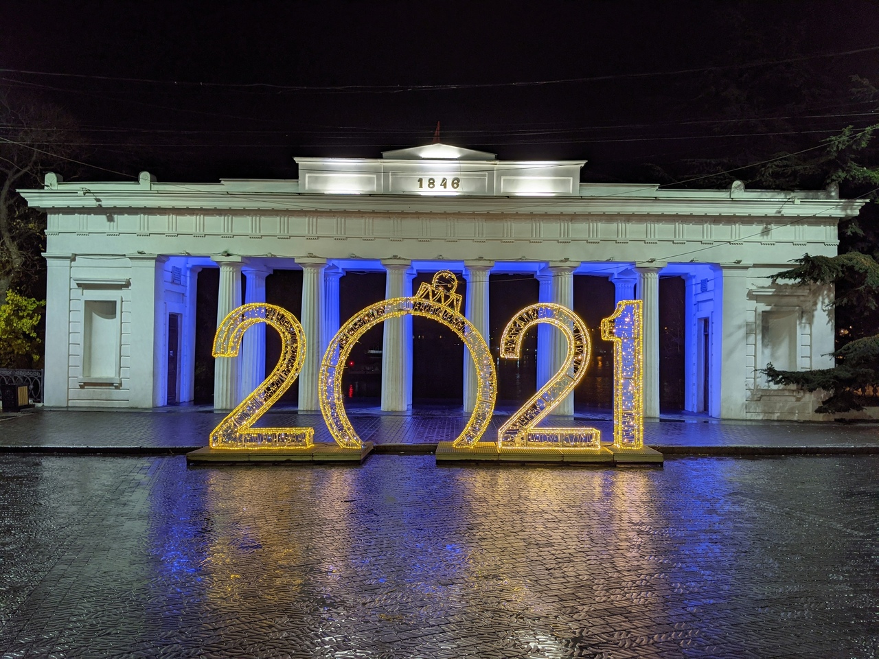 Пользователи соцсетей показали новогоднее убранство Севастополя