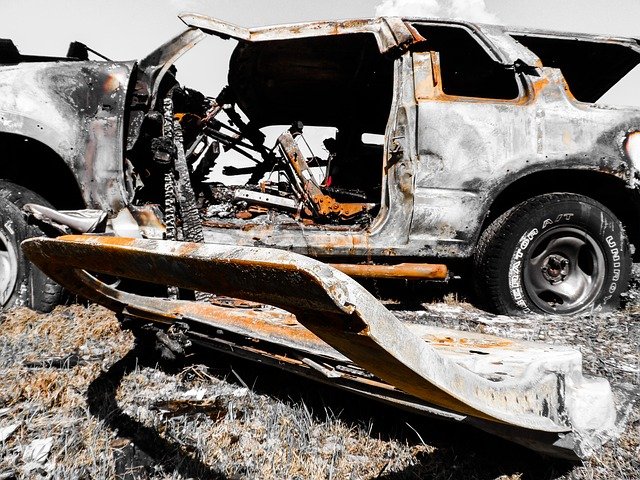 Три пьяных симферопольца обокрали и сожгли автомобиль