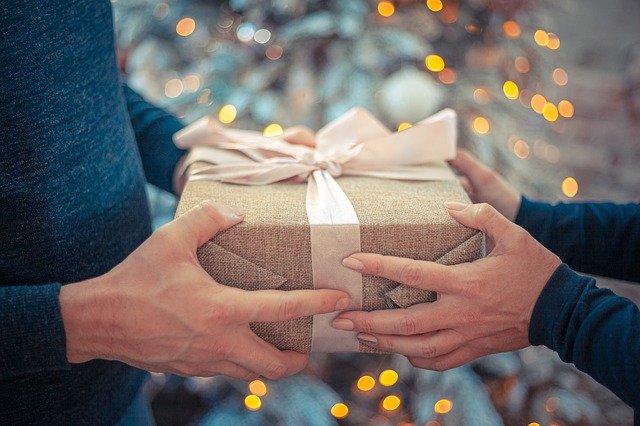Сколько готовы потратить на новогодние подарки россияне