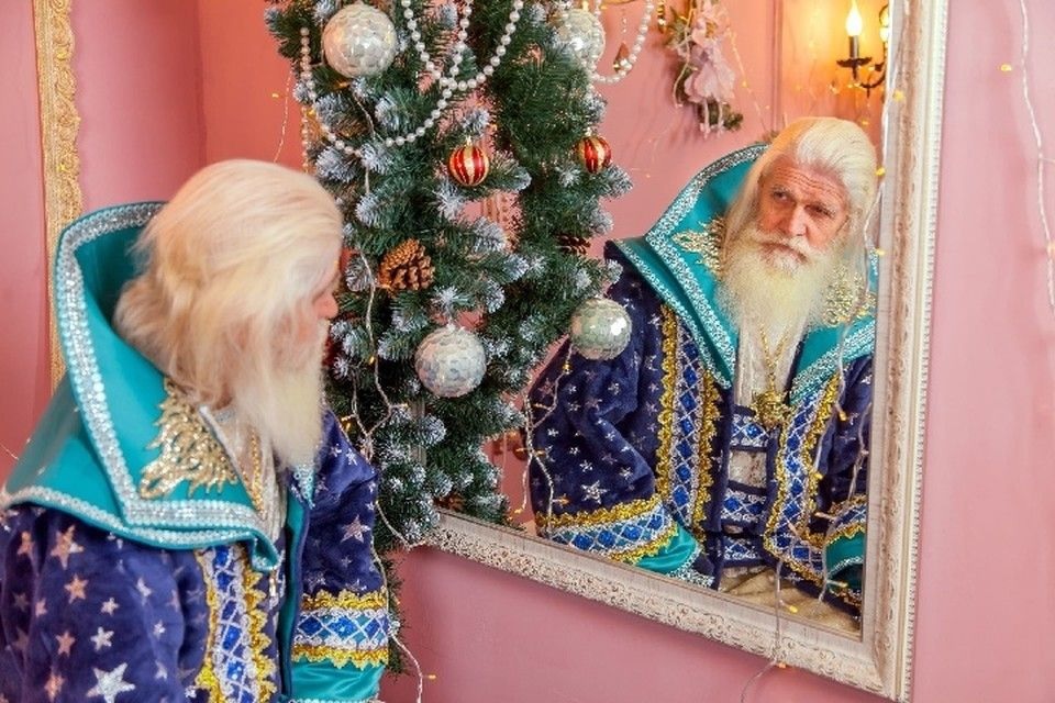 Симферополец уже 50 лет наряжается Дедом Морозом и раздаёт подарки прохожим