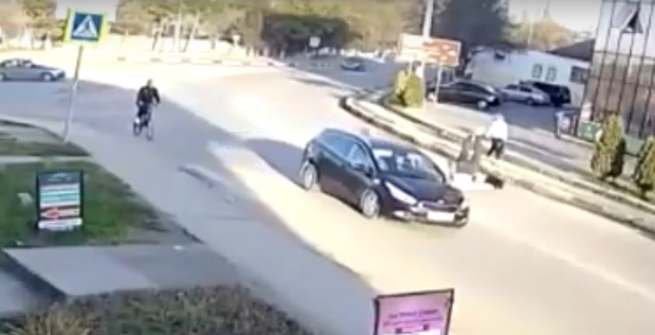 Отлетела на несколько метров: таксист сбил девушку на пешеходном переходе в Крыму