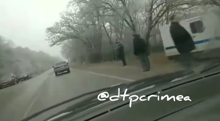 Автозак врезался в дерево в Крыму