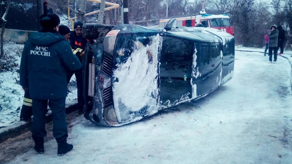 В Севастополе перевернувшийся автомобиль перекрыл дорогу