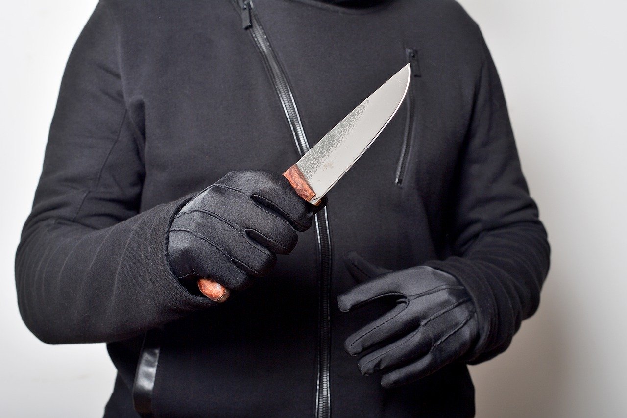 Севастополец во время застолья напал с ножом на свою сожительницу