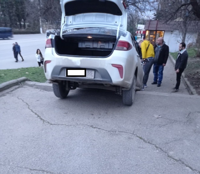 Еще один автомобиль застрял на лестнице в Севастополе