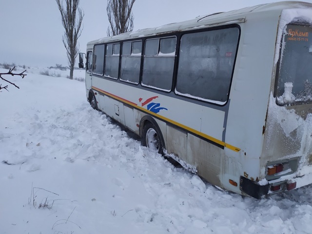 В снежных заносах под Феодосией застрял рейсовый автобус с людьми