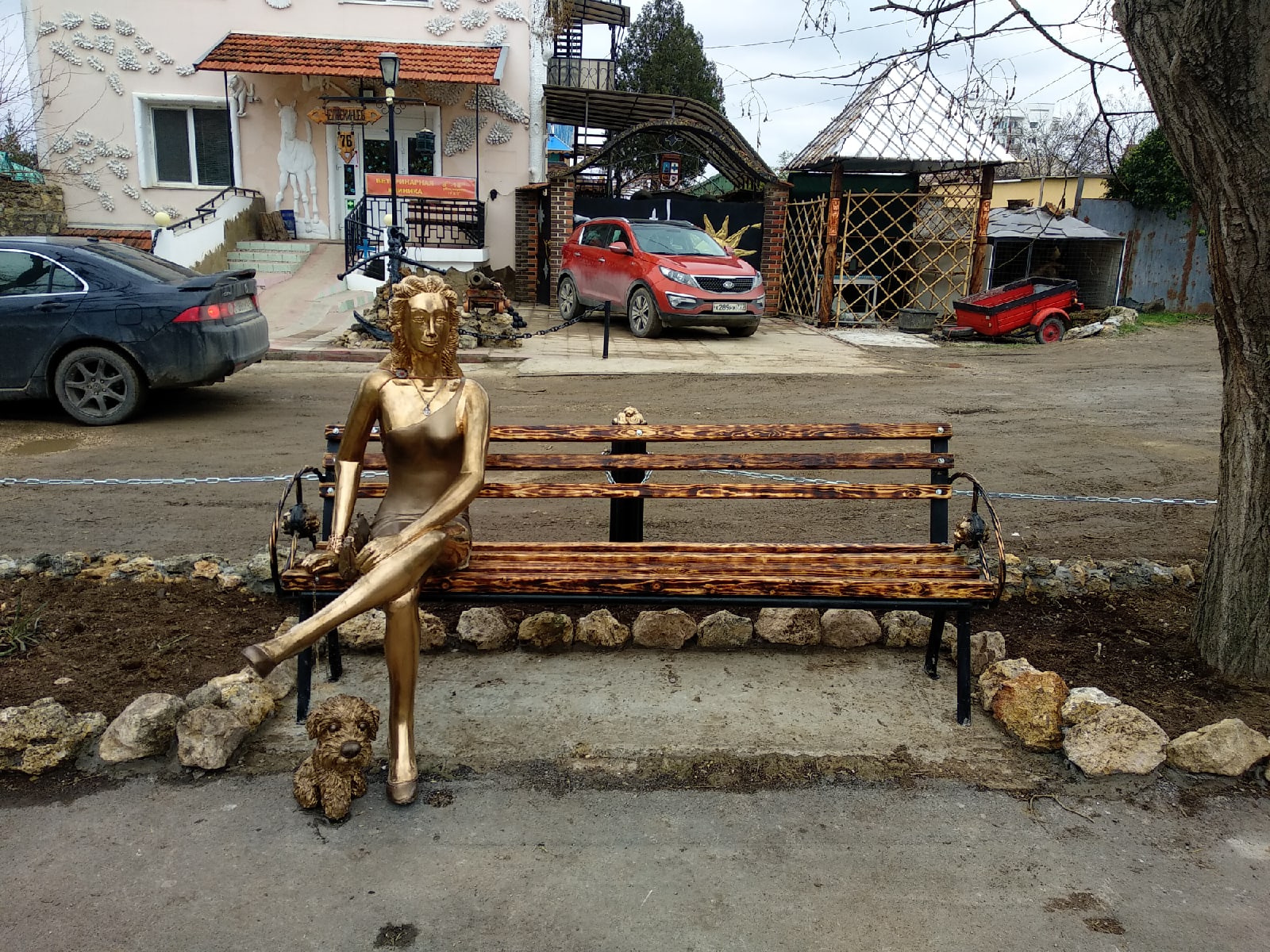 «Новая «Аленка»: севастопольцы высмеяли скульптуру девушки с собачкой