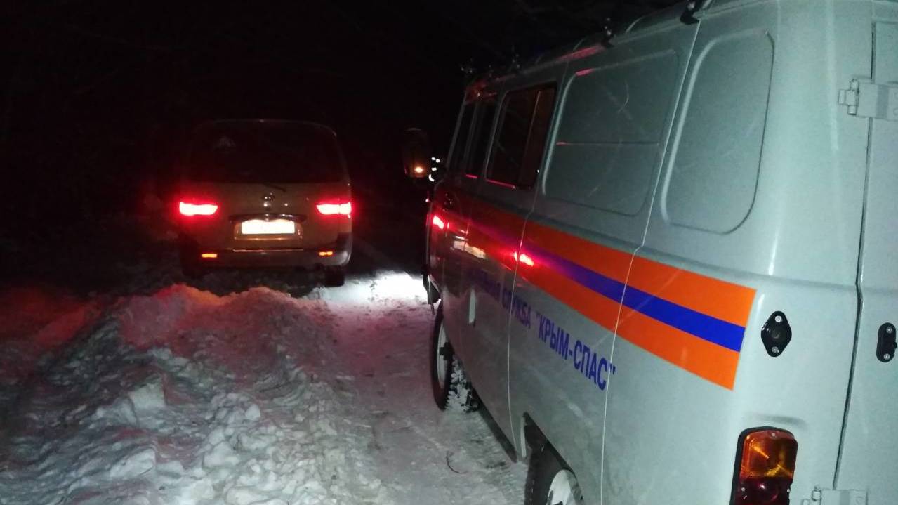 В снежных заносах на Ай-Петри в машинах застряли 17 человек