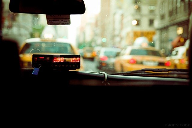 В Ялте пассажирка такси ограбила водителя