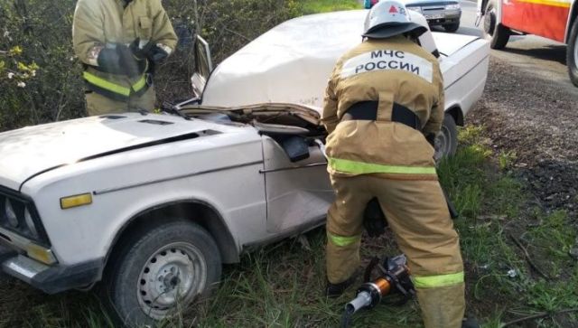 В Крыму автомобиль слетел с дороги и врезался в дерево, есть пострадавшие