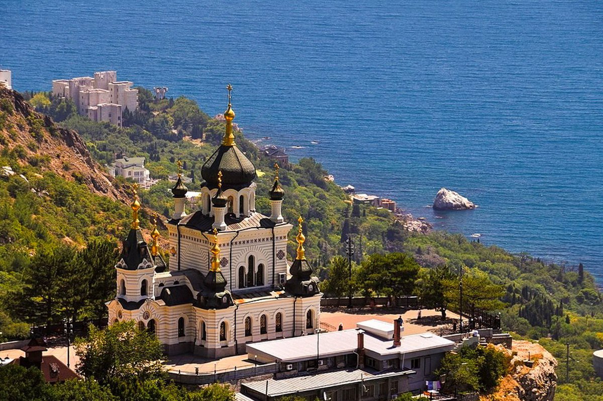 В Крыму турист застрял на скале около Форосской церкви (фото)