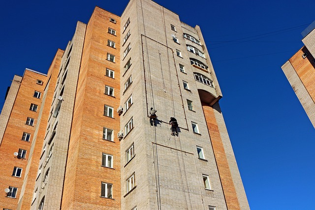 «По-любому буду прыгать»: в Крыму девушка еле держалась за окно 11-го этажа (видео)